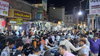 رغم الأزمة المعيشية.. إقبال كبير على أسواق عدن لشراء كسوة العيد 2