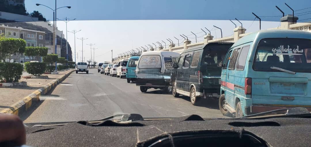 عدن تغرق في طوابير الغاز.. ازدحام خانق يربك حركة السير 1