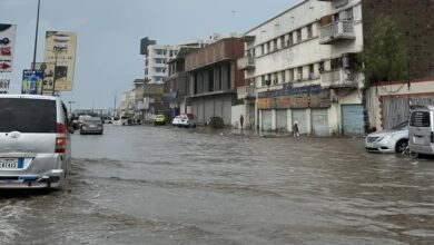 مياة الأمطار تغرق شوارع عدن.. مناشدات عاجلة لشفط المياه 2