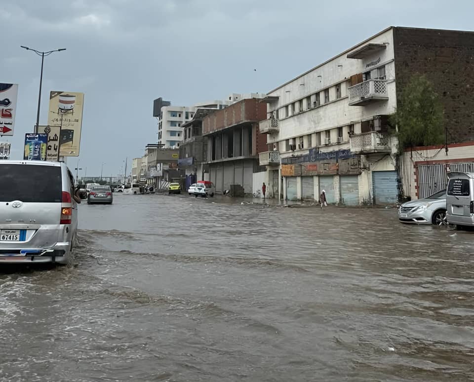 مياة الأمطار تغرق شوارع عدن.. مناشدات عاجلة لشفط المياه 1