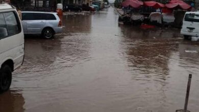 معاناة صحية في عدن.. أهالي الممدارة يشكون تفشي الحميات بسبب طفح مياه الصرف الصحي 4