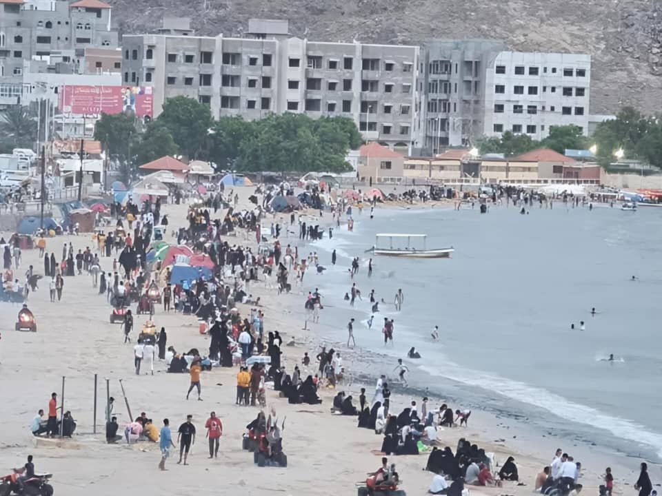 شواطئ جولد مور بلا تفتيش أو مضايقات.. أجواء عيد الفطر تعيد روح عدن 1
