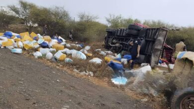 انقلاب سيارة محملة بالقات يودي بحياة شخص ويصيب آخرين في حادث مروري 2