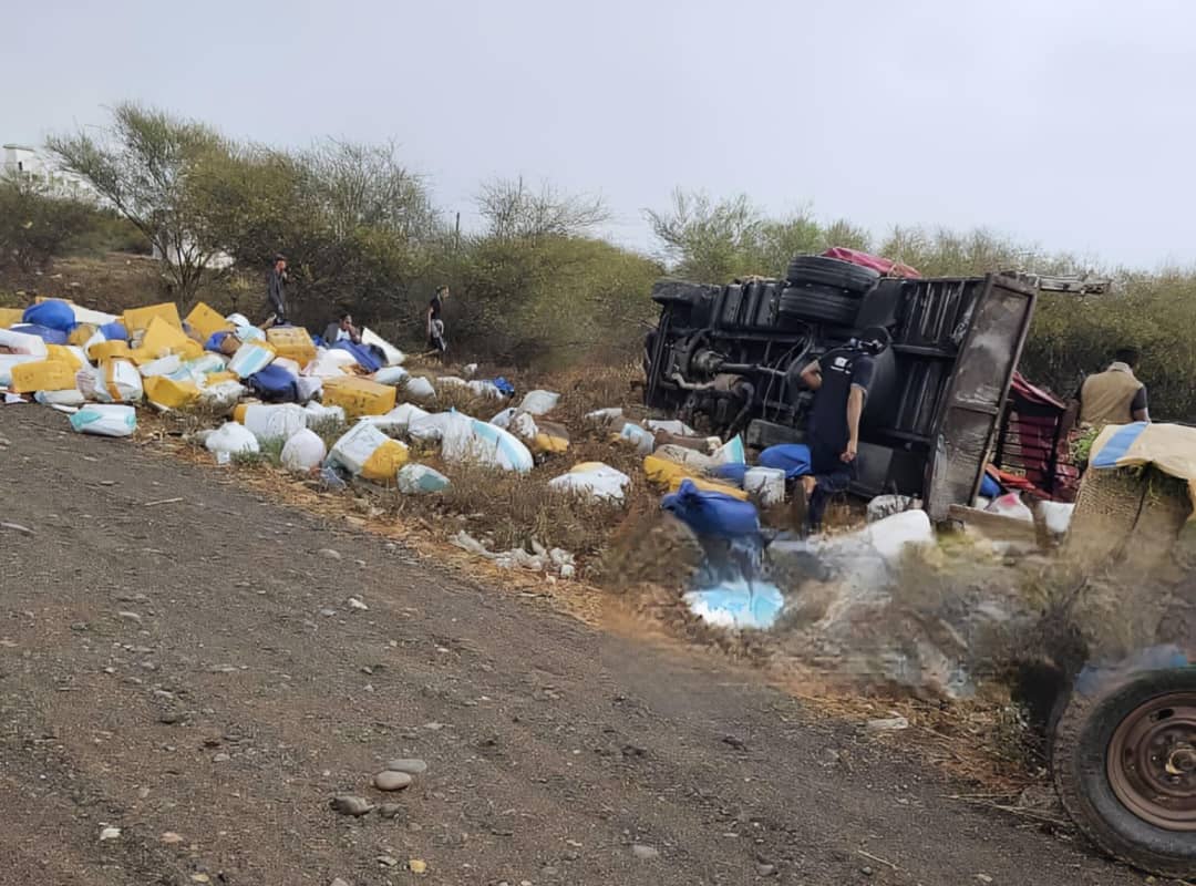 انقلاب سيارة محملة بالقات يودي بحياة شخص ويصيب آخرين في حادث مروري 1