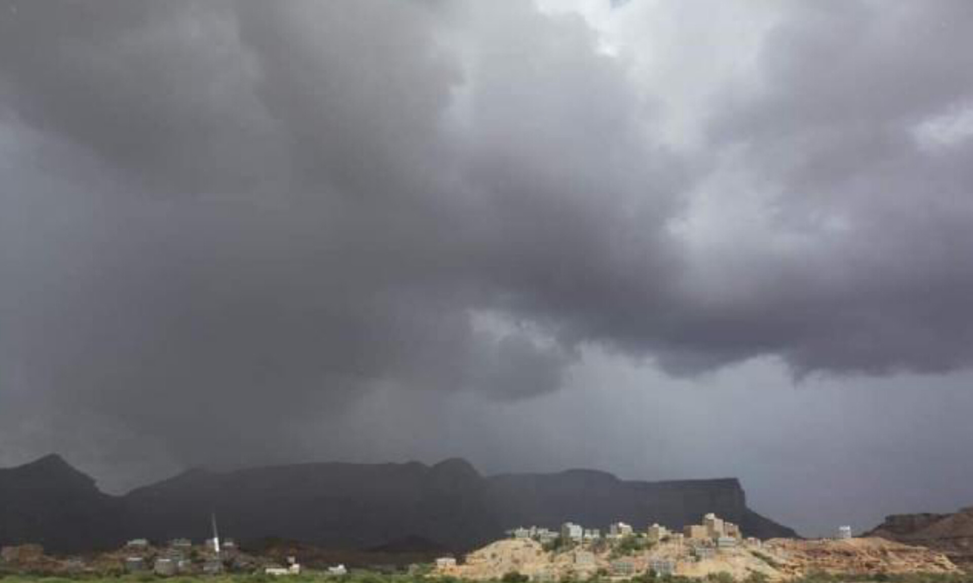 طقس غير مستقر في اليمن.. أمطار رعدية وتحذيرات من مخاطر السيول في عدة مناطق 1