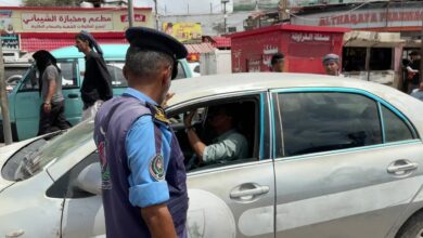 شرطة السير بعدن تنفذ حملة لضبط السيارات المخالفة وتؤكد استمرار الإجراءات القانونية 2