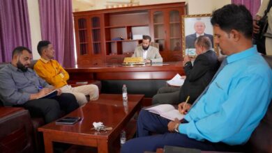 محافظ أبين يناقش مع مدير عام الضرائب تطوير العمل وتحسين الإيرادات بالمحافظة 3