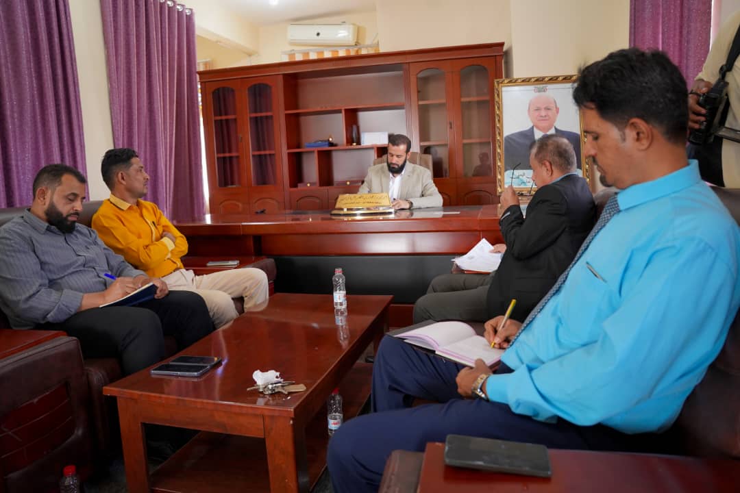 محافظ أبين يناقش مع مدير عام الضرائب تطوير العمل وتحسين الإيرادات بالمحافظة 1