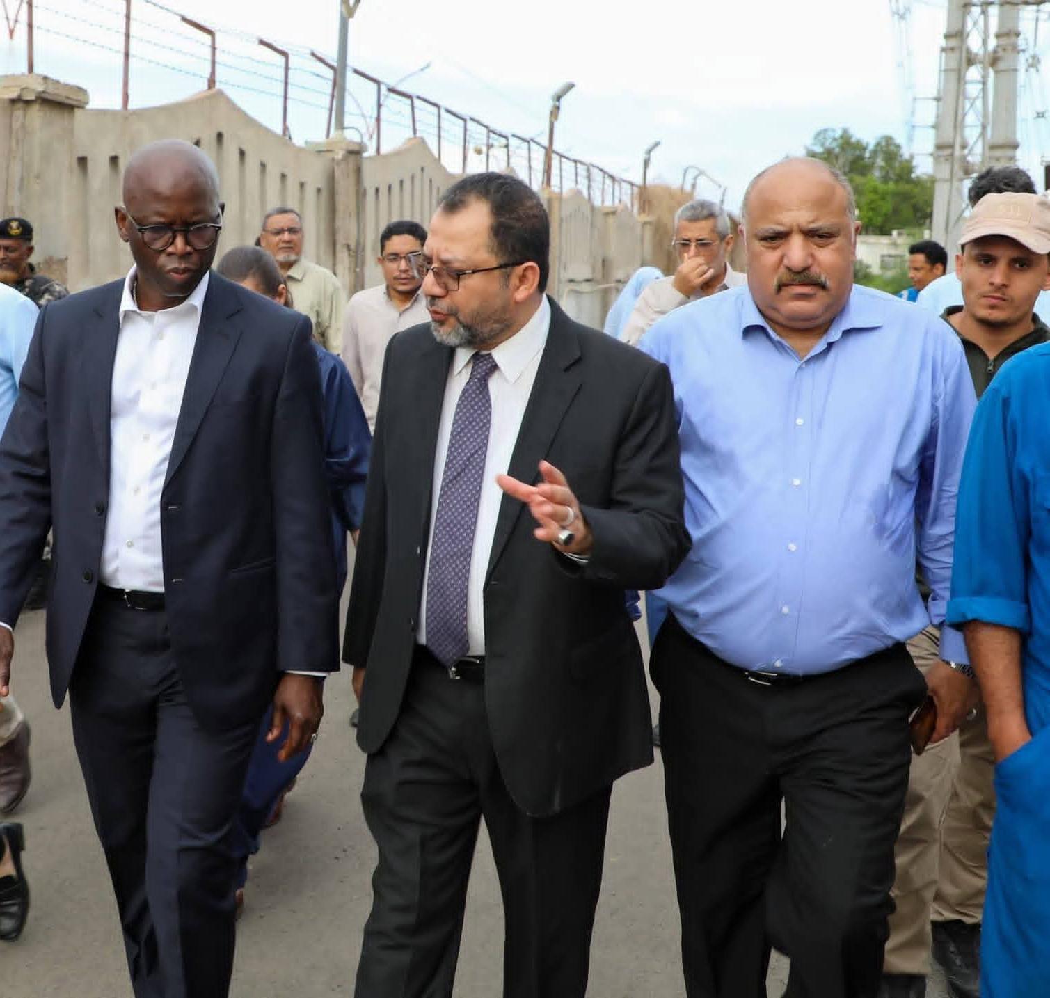 وزير الكهرباء ونائب رئيس البنك الدولي يتفقدان محطة الحسوة ويستعرضان احتياجاتها الفنية 1