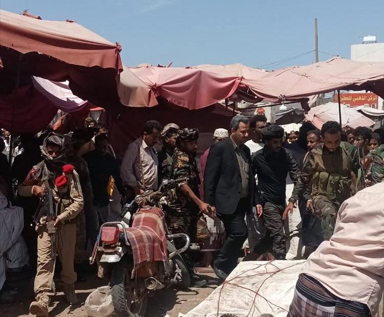 محافظ لحج يصل إلى موقع حريق الفيوش لتقييم الأضرار ميدانياً 1