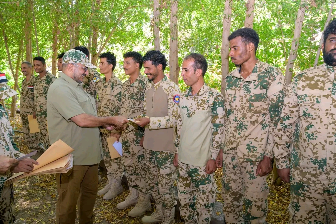 عضو مجلس القيادة طارق صالح يكرم كوكبة من أبطال بحرية المقاومة الوطنية وخفر السواحل 1