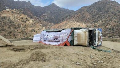 انقلاب شاحنة محمّلة بالألعاب النارية في لحج يثير مخاوف المسافرين 5