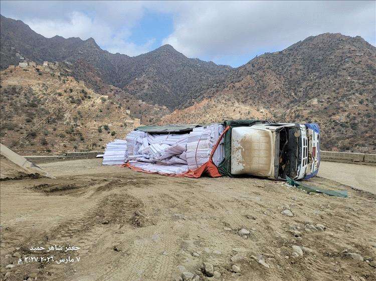 انقلاب شاحنة محمّلة بالألعاب النارية في لحج يثير مخاوف المسافرين 1