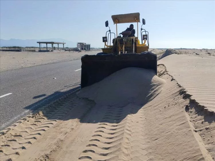 بتوجيهات وزير الأشغال حسين العقربي بدء أعمال إزالة الرمال لطريق شقرة- الوضيع 1