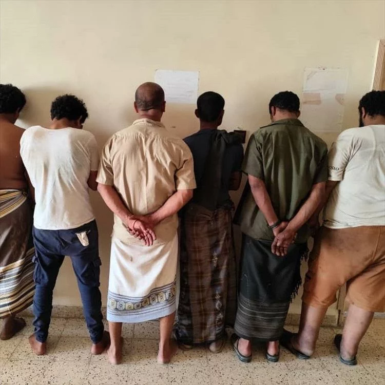 مداهمات أمنية في المهرة تسقط خلية إجرامية وتضبط مخدرات وأسلحة 1