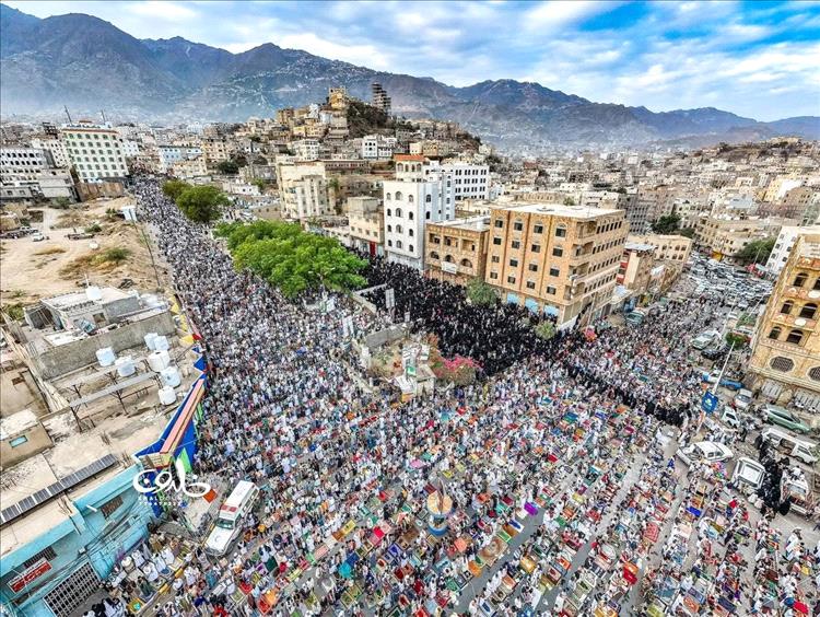تعز تحتفل بعيد الفطر.. آلاف المواطنين يؤدون صلاة العيد في ساحة الحرية 1