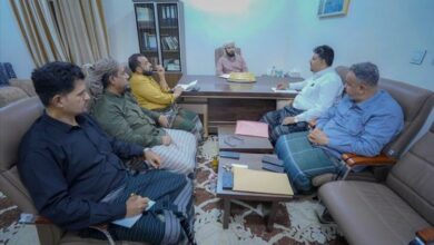 محافظ أبين يناقش مع مدير الصناعة والتجارة والشركة اليمنية للغاز سبل تحسين التموين واستقرار الأسواق 3