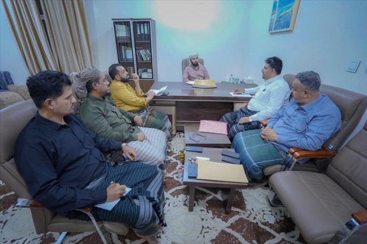 محافظ أبين يناقش مع مدير الصناعة والتجارة والشركة اليمنية للغاز سبل تحسين التموين واستقرار الأسواق 1