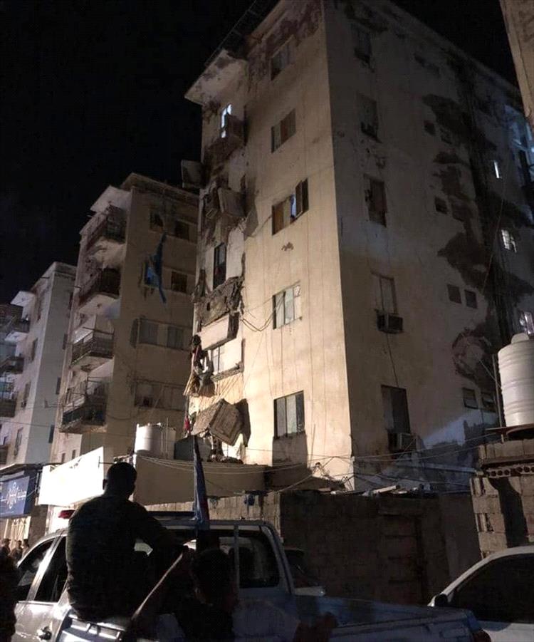 انهيار مفاجئ في المعلا بعدن.. سقوط خمس بلكونات من عمارة سكنية يثير الذعر 1