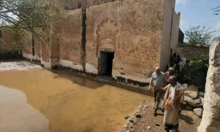 المخا.. السيول تتسبب بأضرار في معالم تاريخية ومواقع دينية 1