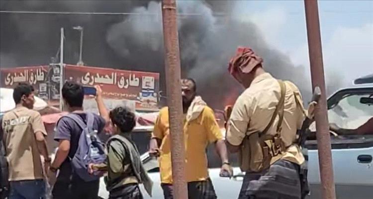 انفجارات تثير الذعر في سوق الفيوش بلحج وتحدث حالة من الهلع بين المتسوقين 1