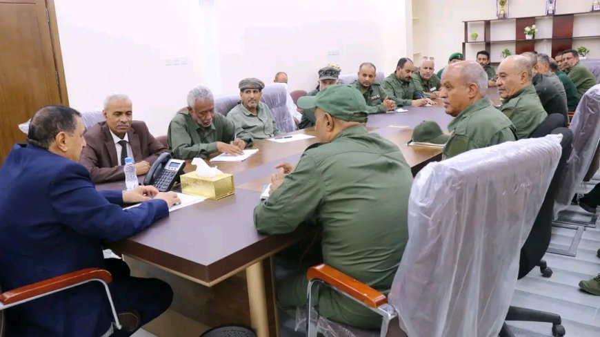 مدير أمن عدن يترأس اجتماعاً لمدراء الشرطة ويشدد على تكثيف الحملات الأمنية وضبط الظواهر الخطرة 1