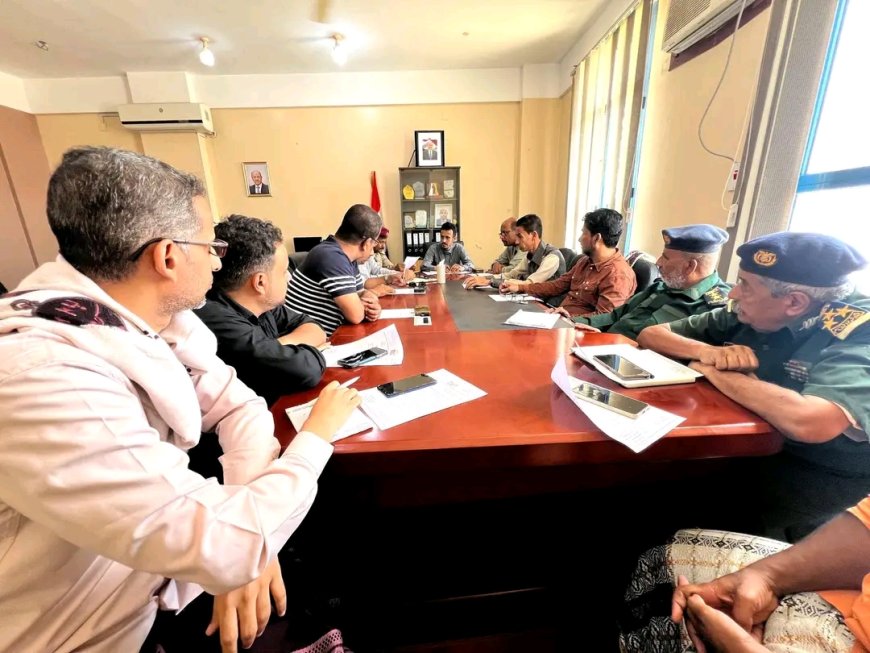 الوكيل الجيلاني يترأس اجتماع لجنة الطوارئ بساحل حضرموت لرفع الجاهزية لمواجهة التقلبات الجوية 1
