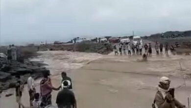 سيول جارفة تضرب أبين وتقطع الطريق الدولي وتعطل حركة المسافرين 2