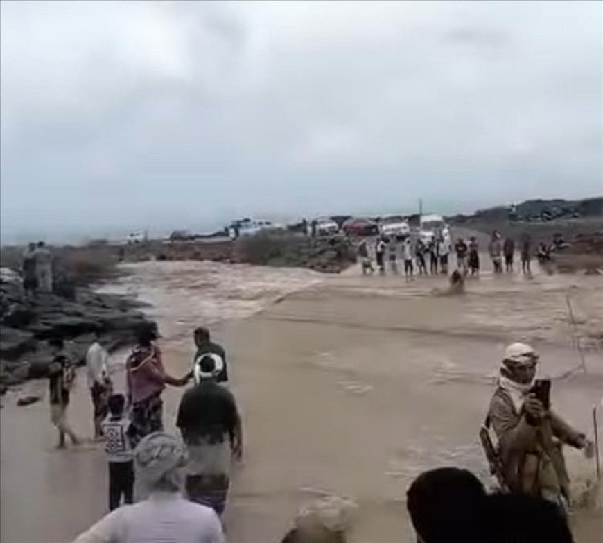 سيول جارفة تضرب أبين وتقطع الطريق الدولي وتعطل حركة المسافرين 1