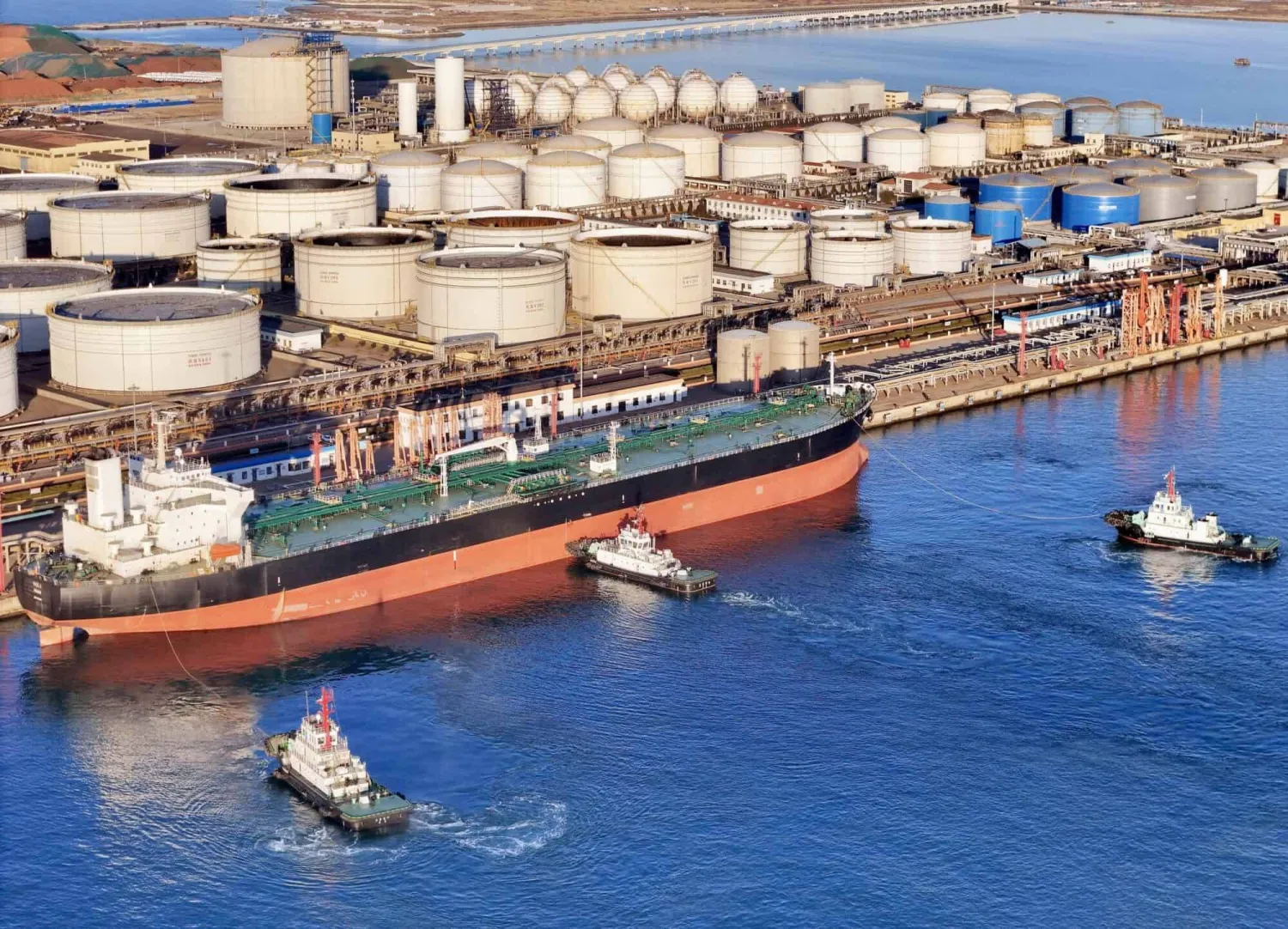 بعد فتح مضيق هرمز.. النفط يتراجع والذهب يواصل تحقيق المكاسب 1