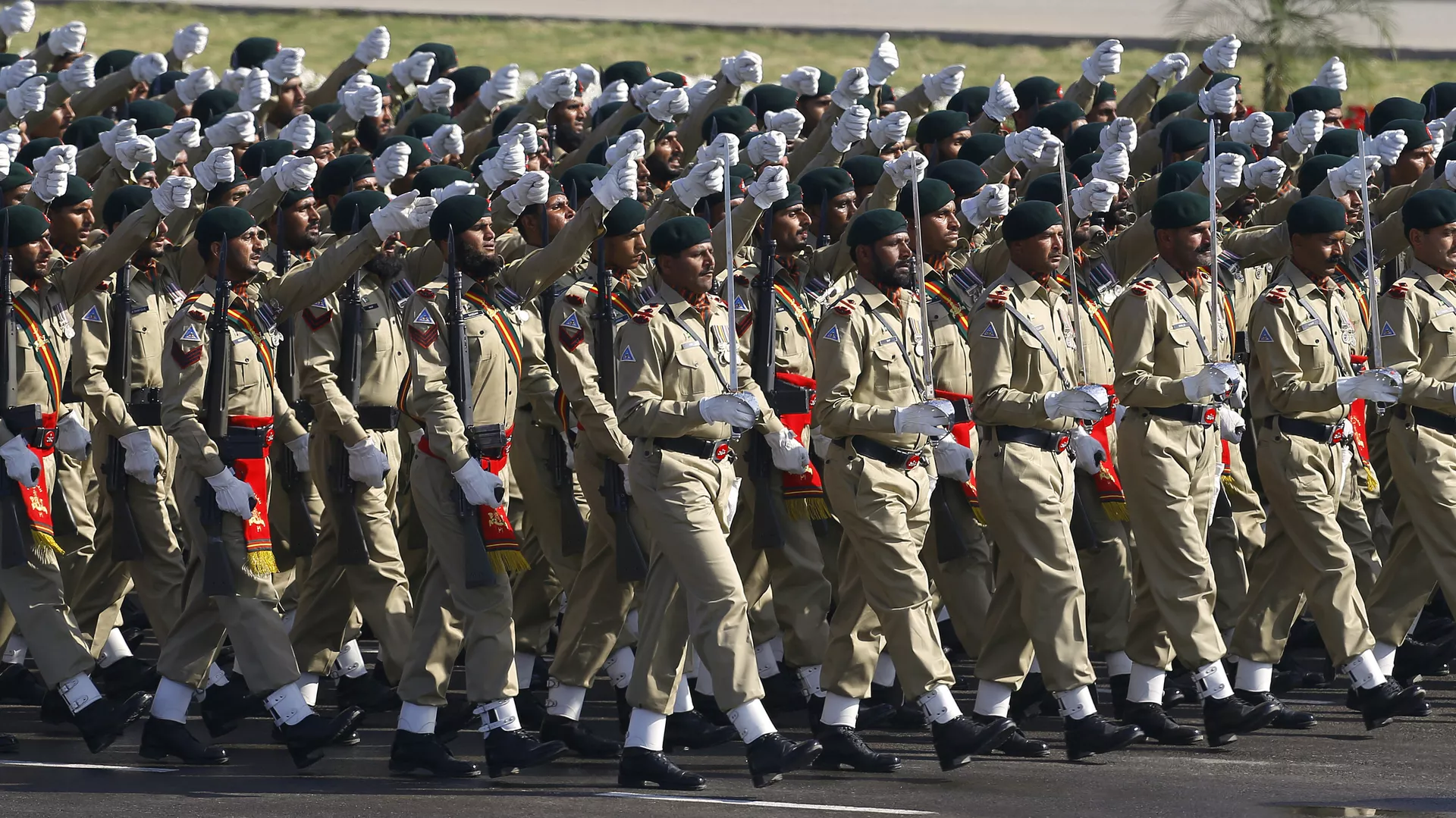 وصول قوة باكستانية إلى السعودية ضمن اتفاق دفاع استراتيجي مشترك يثير الاهتمام 1