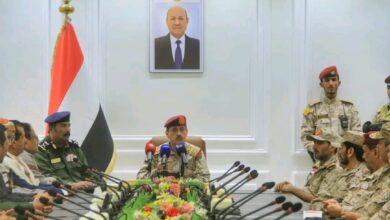 وزير الدفاع يعقد اجتماعاً موسعاً بالقيادات العسكرية والأمنية في مأرب 3