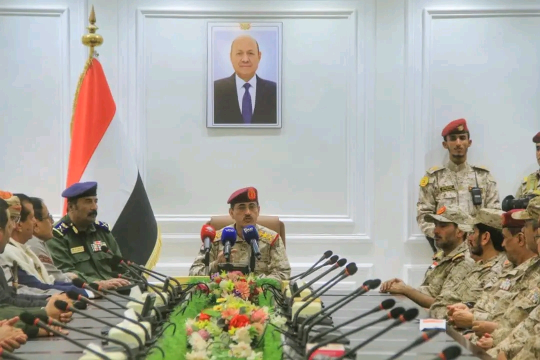 وزير الدفاع يعقد اجتماعاً موسعاً بالقيادات العسكرية والأمنية في مأرب 1