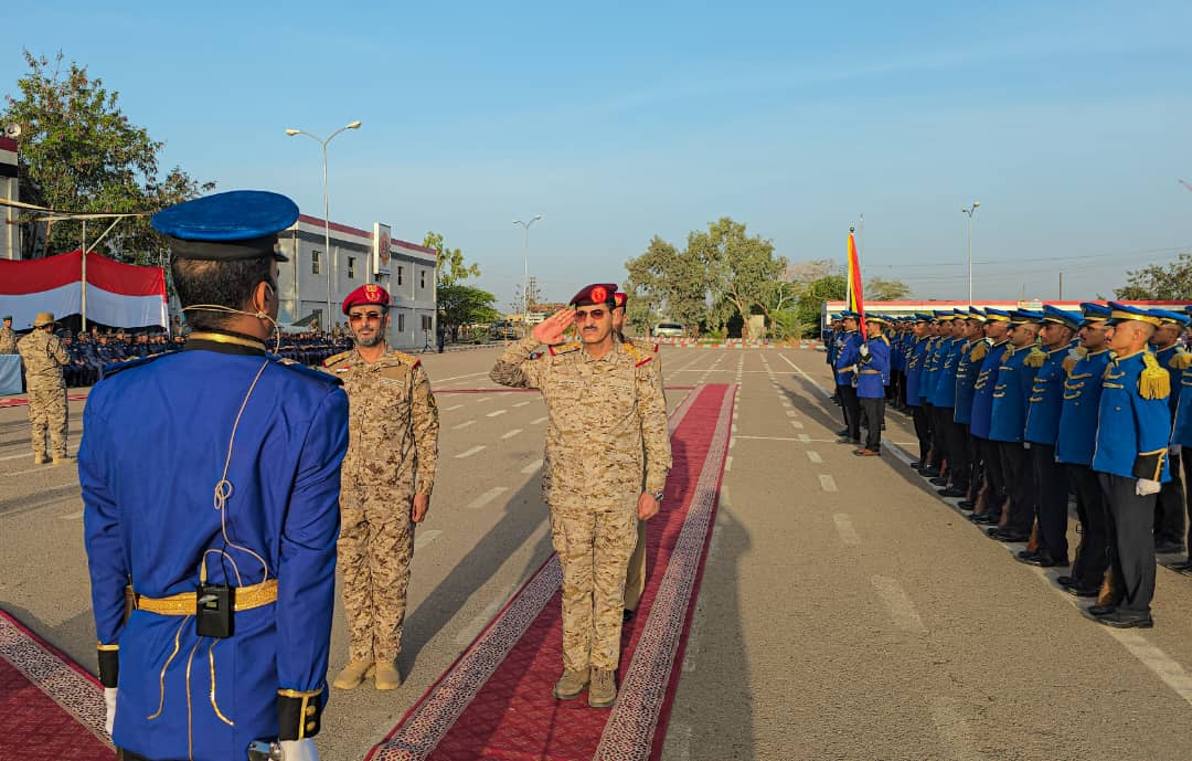 وزير الدفاع يتفقد سير العملية التعليمية في كلية الطيران والدفاع الجوي بمأرب 1