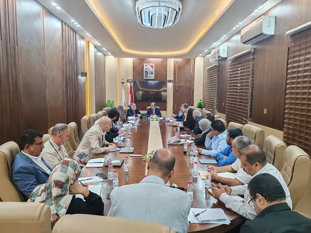 اجتماع صحي في عدن يناقش الوضع الراهن وخطط وبرامج التدخلات الصحية 1