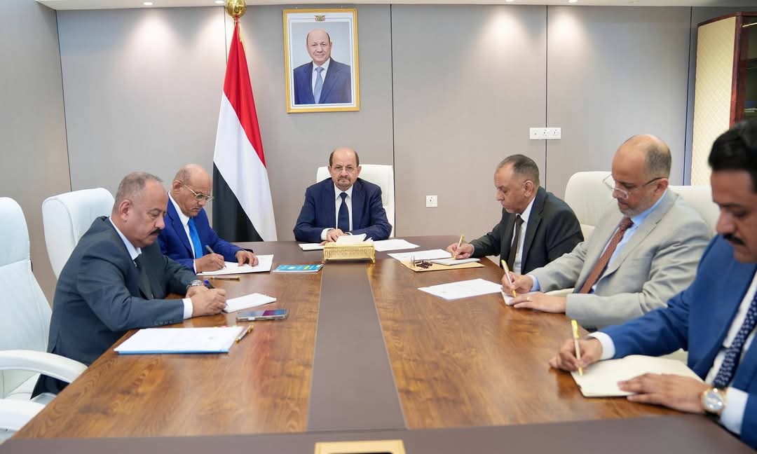 رئيس الوزراء يترأس اجتماع لجنة إدارة الأزمات الاقتصادية والإنسانية ويؤكد جاهزية الحكومة لمواجهة تداعيات التصعيد الإقليمي 1