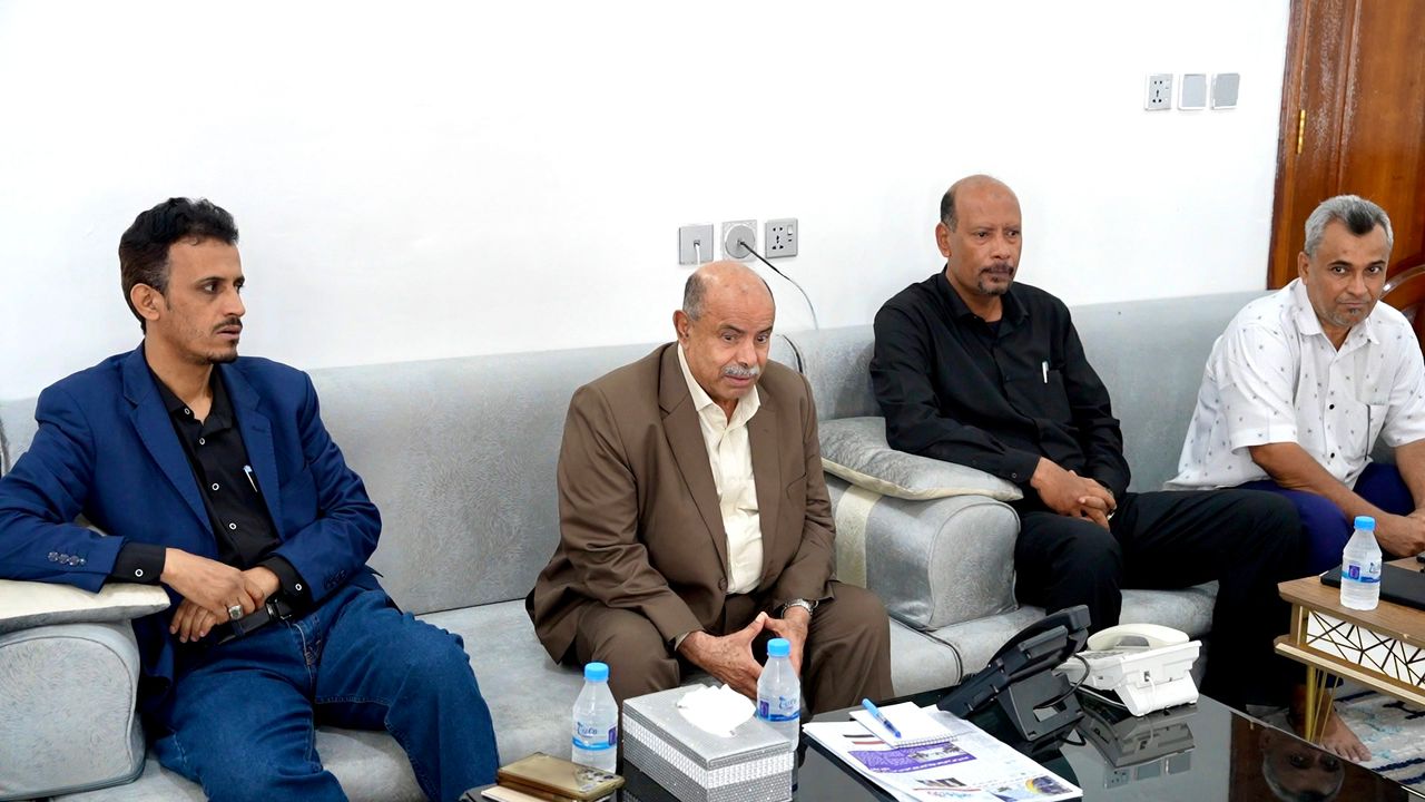 عضو مجلس القيادة الخنبشي يلتقي أهالي ضحايا أحداث المكلا ويؤكد مساندة السلطة المحلية لهم 1