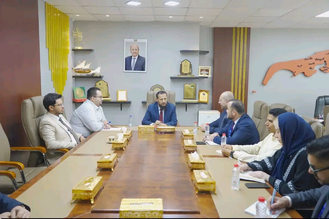 محافظ عدن يبحث تسريع برامج العودة الطوعية للمهاجرين الأفارقة 1