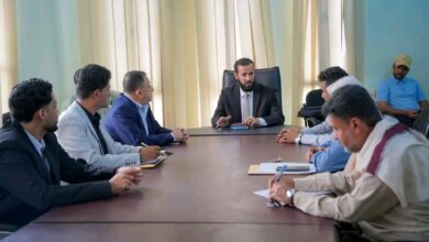 محافظ أبين خلال لقائه مدراء عموم مؤسستي المياه والكهرباء يشدد على تحسين مستوى الخدمات 2