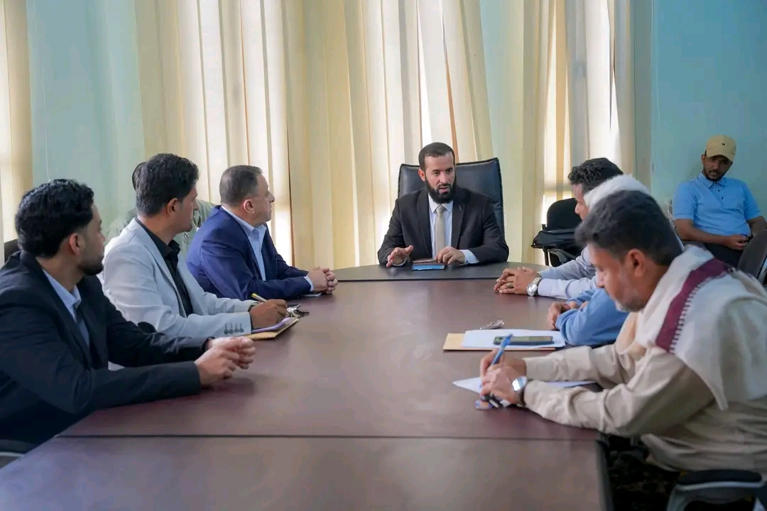 محافظ أبين خلال لقائه مدراء عموم مؤسستي المياه والكهرباء يشدد على تحسين مستوى الخدمات 1