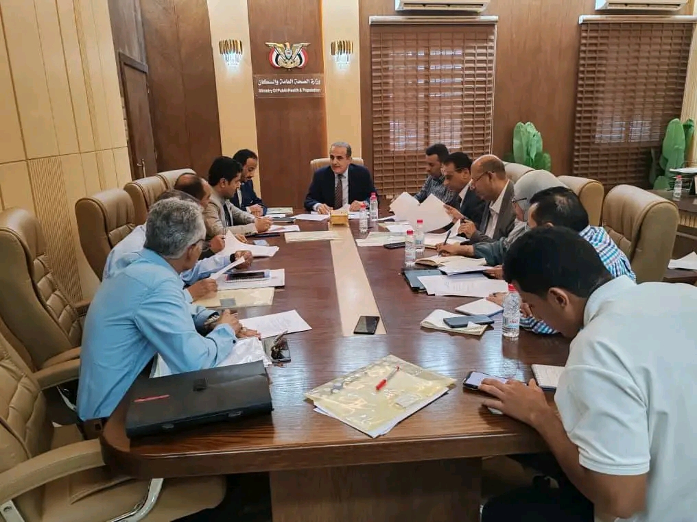 وزير الصحة يرأس اجتماع المجلس العام للمعاهد الصحية في عدن 1