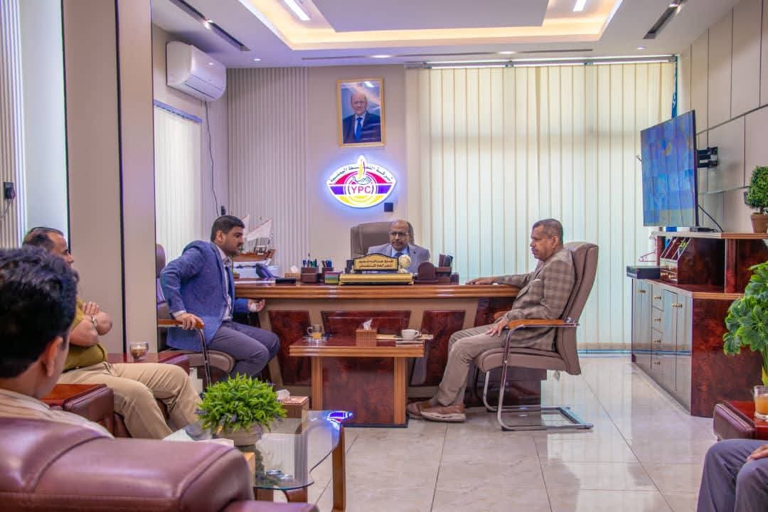 وزير النفط والمعادن يطلع على سير العمل في شركة النفط اليمنية 1