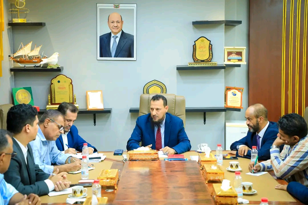 محافظ عدن يؤكد أهمية تعزيز العمل الميداني ومتابعة أوضاع المديريات 1