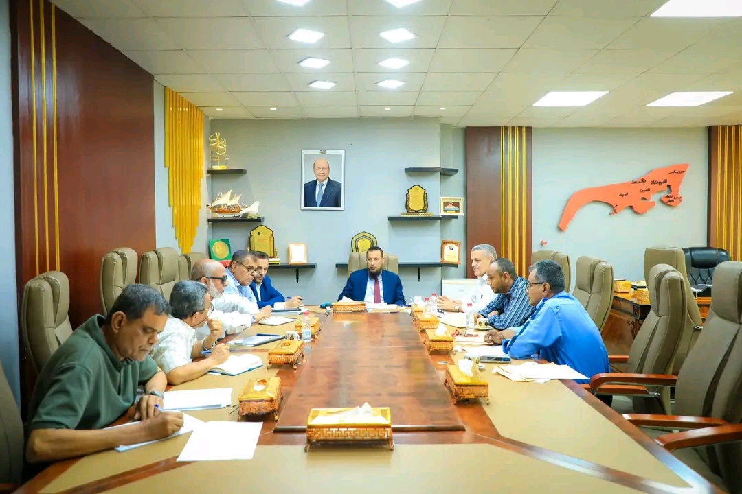 المحافظ شيخ يوجّه ببدء المرحلة الأولى من مشروع تأهيل شوارع وطرق مديريات عدن 1