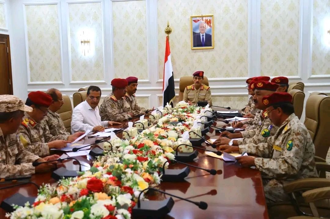 عدن.. وزير الدفاع يجتمع بهيئة القوى البشرية ويشدد على مواصلة ضبط البيانات 1