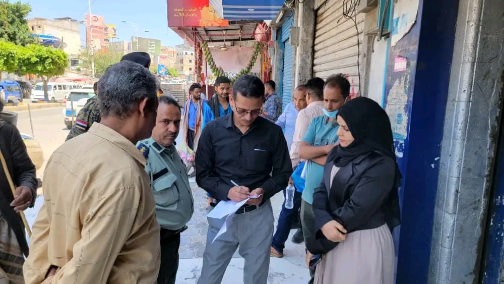 تعز: وكيل المحافظة لشؤون الصحة ونيابة الصناعة تنفذان حملة رقابية واسعة على سوق الأدوية. 1