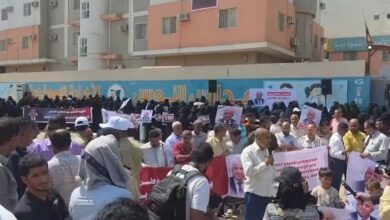 وقفة احتجاجية في عدن تطالب بالعدالة في قضية اغتيال التربوي د. عبد الرحمن الشاعر 1