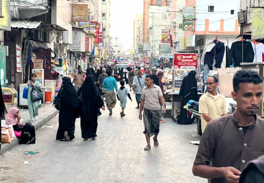 عدن بين الفقر والانهيار المعيشي.. مشاهد صادمة في الشوارع وتحذيرات من القادم 1