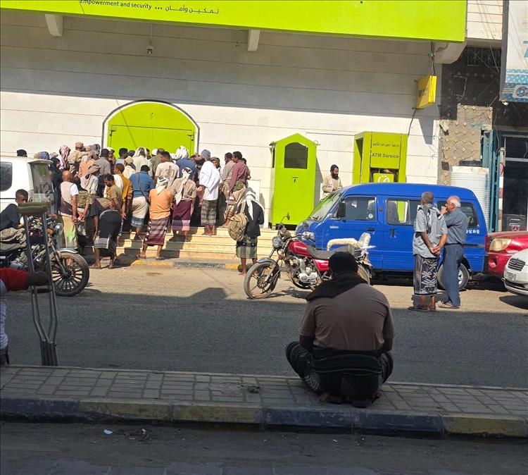 طوابير الرواتب في عدن.. أزمة سيولة تثقل كاهل المواطنين 1