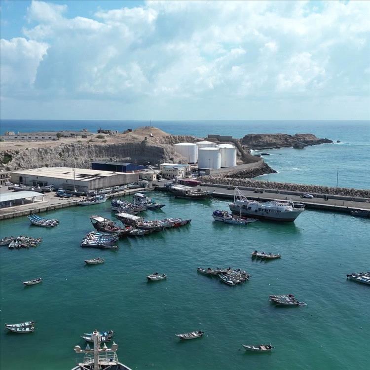 رئاسة مجلس القيادة توجه باستئناف تشغيل ميناء نشطون في المهرة بعد توقفه لتعزيز الاقتصاد واستقرار الإمدادات 1